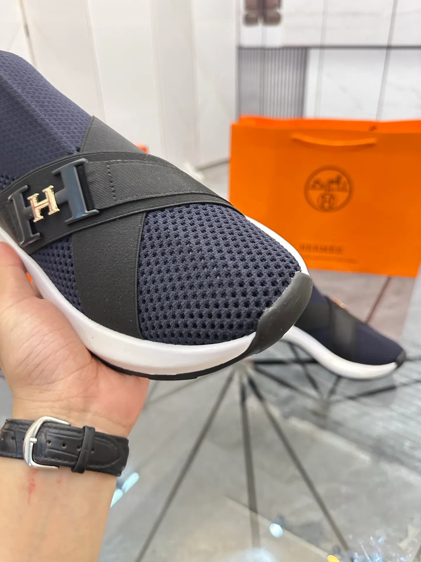 Selling men's shoes 💰: 💰P600¥ High-end top quality Product trademark: Hermes * "Hermès*" low-cut casual shoes Regular size: 38-45 (can be customized to 46) Product materials: upper imported from the counter original fly weave, breathable lining, cowhide foot pads, original outsole. No.: 001